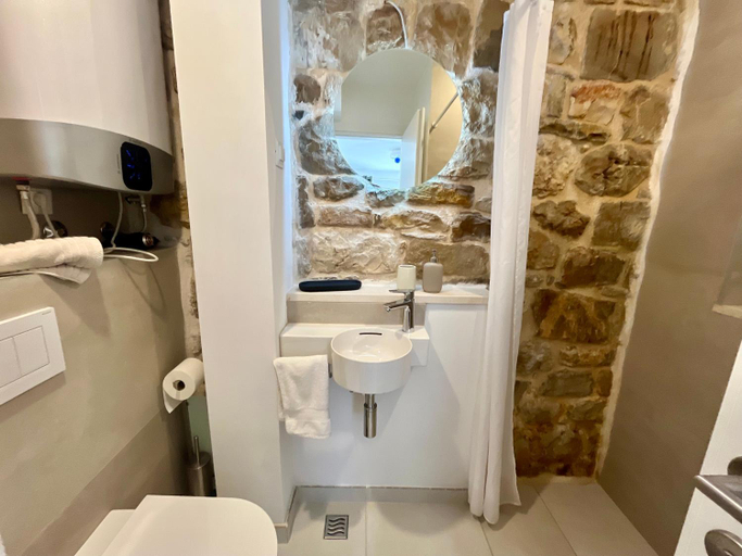 Bathroom 3, Art Heritage, Split