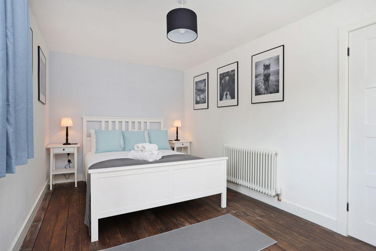 Bedroom 2, Contemporary Royal Mile Apartment with Balcony, Edinburgh