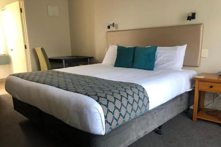 Bedroom 2, 555 Motel Dunedin, Dunedin