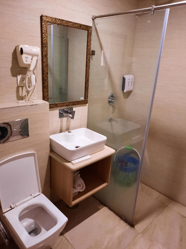 Bathroom, Solitaire Hotel, Delhi
