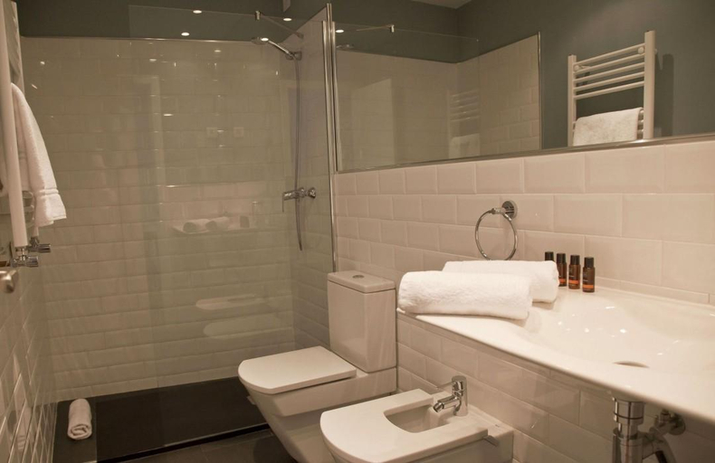 Bathroom 3, Aspasios Calle Mayor Apartments, Madrid