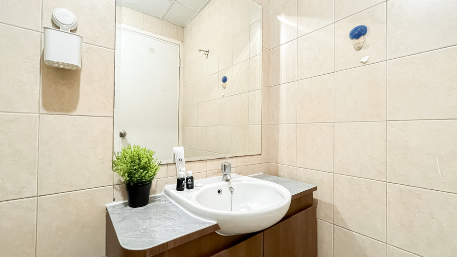Bathroom 5, Cozy and Modern 2BR Apartment Marina Ancol By Travelio, Jakarta Utara