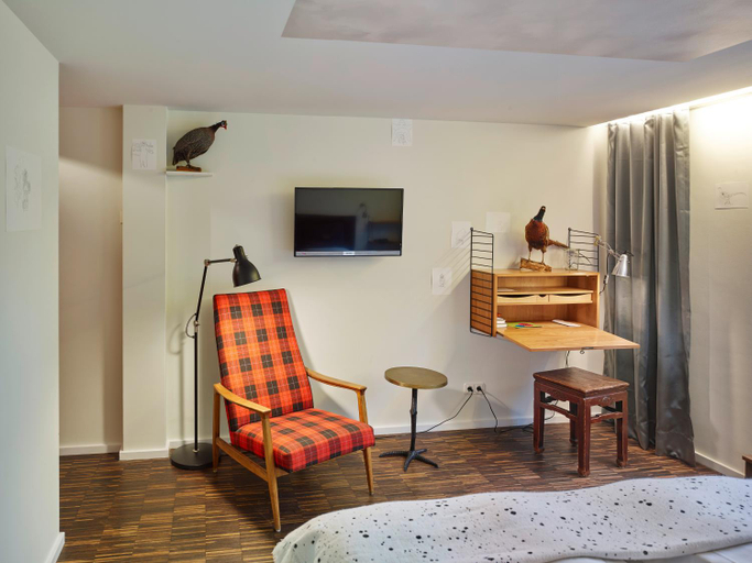 Others 4, Das kleine Schwarze - Bed & Breakfast, Hamburg