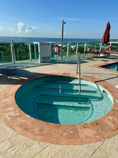 Sport & Beauty 1, Ocean View Balcony steps from Restaurants, Peacock Park & Marina, Miami-Dade