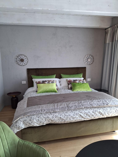 Bedroom 4, Decanter House, Novara