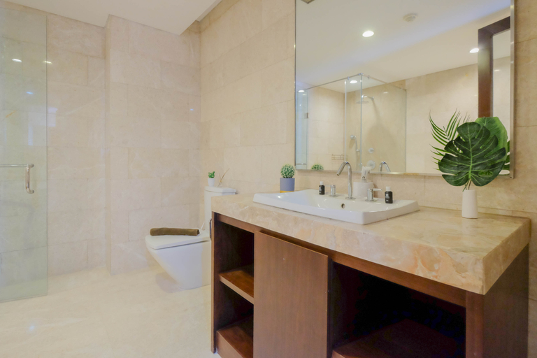 Bathroom 5, Elegant Earth Tone 3BR at Ciputra World 1 Apartment By Travelio, Jakarta Selatan