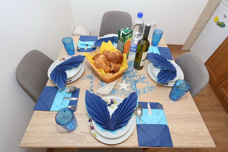 Food & Drinks, Apartments Marino, Vir