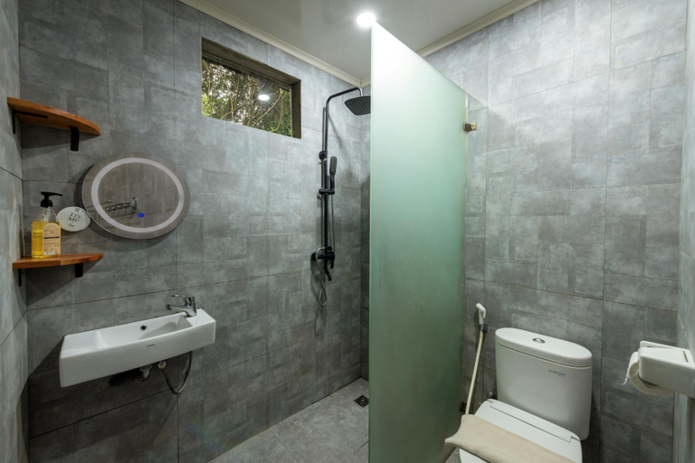 The Lodge Maribaya - Bathroom