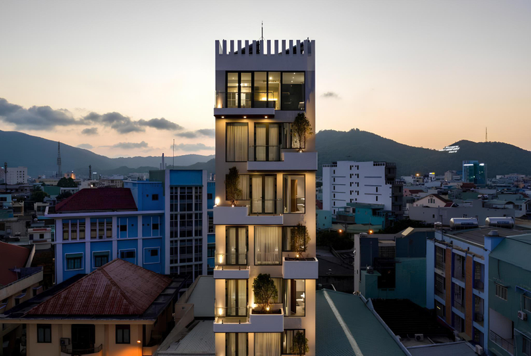 Exterior & Views