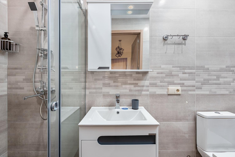 Others 2, Luxury Hilton-Style Apartment Old Tbilisi Metro, Tbilisi