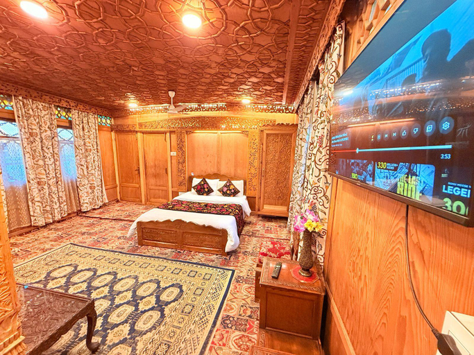 Bedroom, Royal dandoo Houseboat, Srinagar