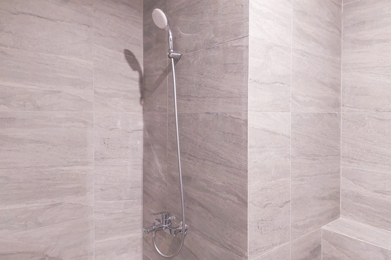Bathroom 5, Cozy Living 1BR Collins Boulevard Apartment By Travelio, Tangerang