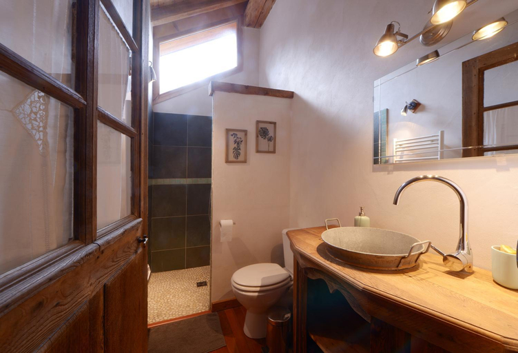 Bathroom 3, CHALET ALOUETTE Authentique et confortable Proche commerces et Pistes, Savoie