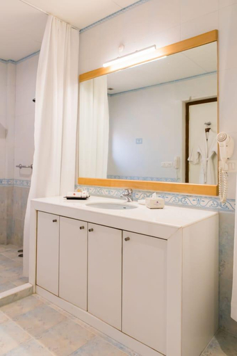 Bathroom 5, Chances Resort And Casino An Indy Resort, North Goa