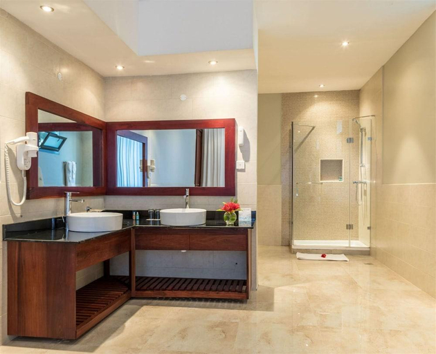 Bathroom 4, Ngalawa Hotel and Resort, Magharibi