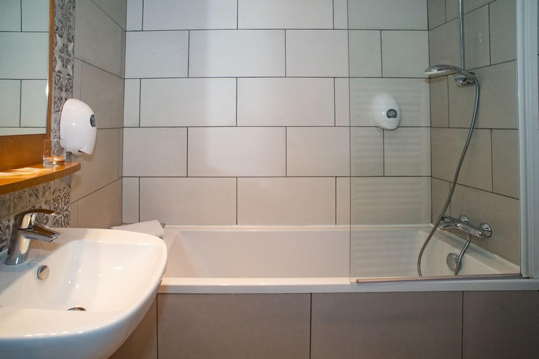 Bathroom 4, Hotel De L'univers, Ille-et-Vilaine
