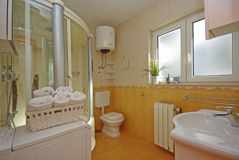 Bathroom 2, Beachfront Apartment, Gradac
