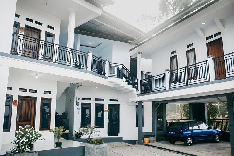 Exterior & Views 2, Erika Homestay Lembang Mitra RedDoorz, Bandung