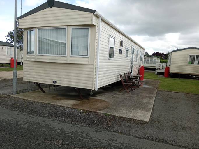 Exterior & Views, 3 Bed Caravan - Sleeps 8 - Pets - Parking, Conwy
