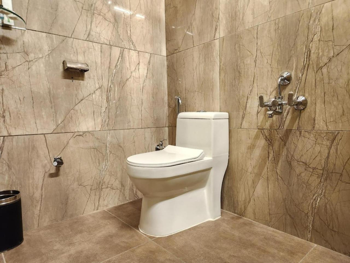 Bathroom 4, Dusk And Dawn Hotel, Ramanathapuram