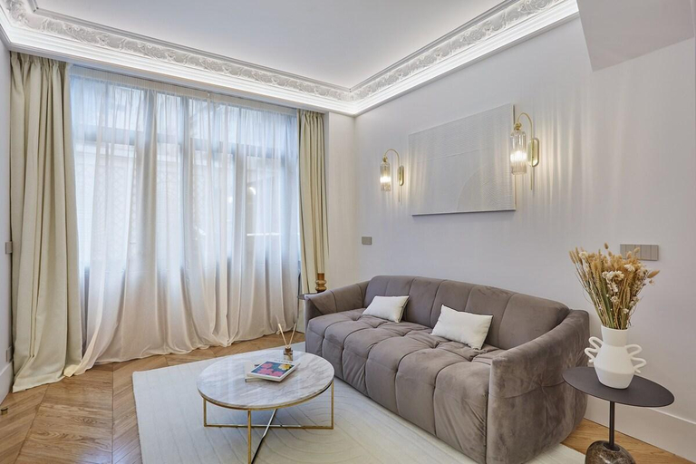 Others 3, Superb AC Apartment Roosevelt Saint Honoré, Paris
