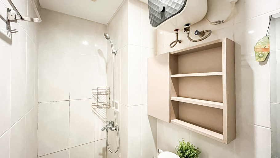 Bathroom 5, Sage Tone 1BR at Serpong Garden Apartment By Travelio, Tangerang