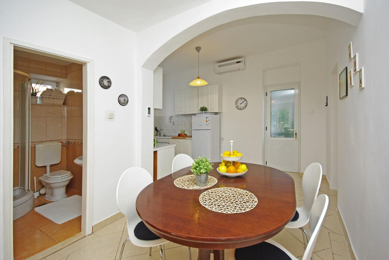 Others 5, Beachfront Apartment, Gradac