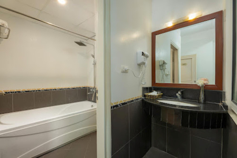 Bathroom 4, HANZ Regal Hotel Hanoi, Ba Đình