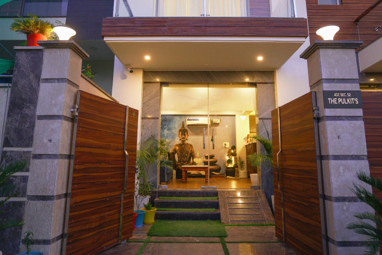 Exterior & Views