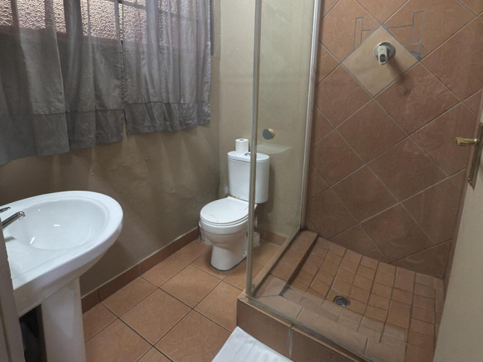 Bathroom 4, WhyNot Restaurant & Guest Lodge, Dr Ruth Segomotsi Mompati