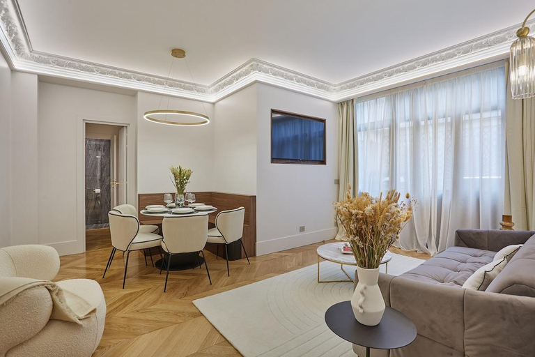 Others 4, Superb AC Apartment Roosevelt Saint Honoré, Paris