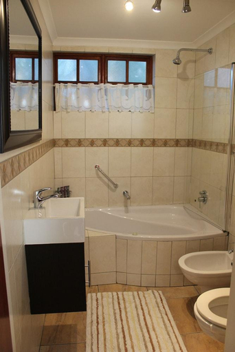 Bathroom 3, Villa Stella Guest House, Ekurhuleni