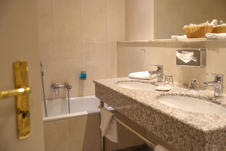 Bathroom 5, Grand Hotel Seeschlosschen SPA & Golf Resort, Ostholstein