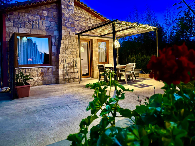 5, Genari Beach Apartments -Garden view Apartment, West Greece