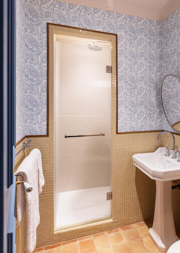 Bathroom 3, Hotel Saint Louis, Bouches-du-Rhône