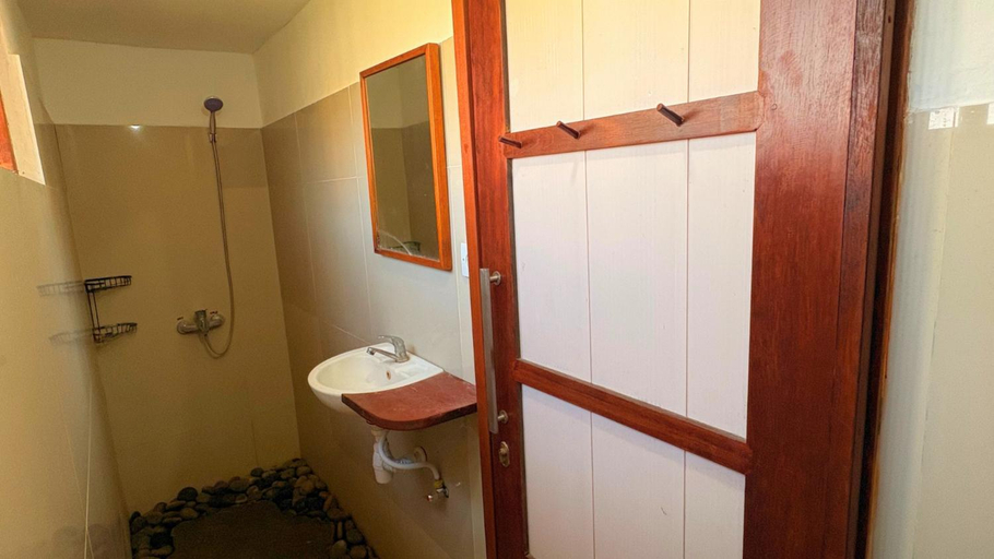 Bathroom 2, Regina Guest House, Gianyar