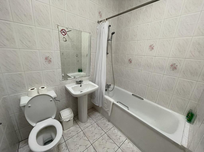 Bathroom 3, St Nicholas Hotel Kenton, London
