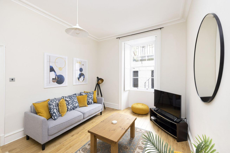 Others 2, Chic Apartment near Stockbridge Market, Edinburgh