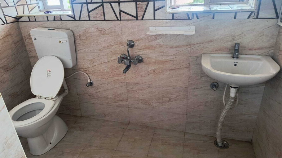 Bathroom 2, The Rose Valley Kodaikanal, Dindigul
