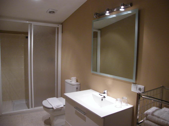 Bathroom 4, Amolls Restaurant i Habitacions, Girona