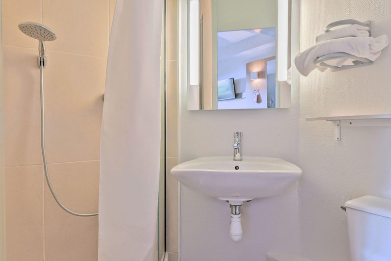 Bathroom 3, B&B HOTEL Montpellier 1, Hérault