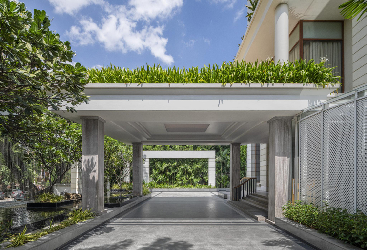 Exterior & Views