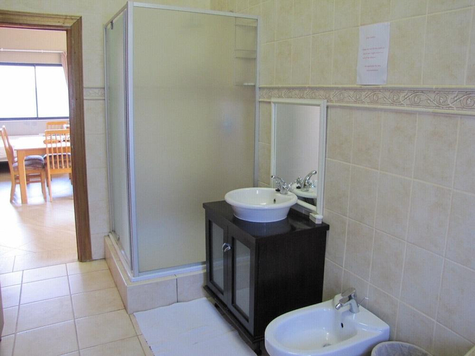 Bathroom, Millstream Inn guest house, Bojanala