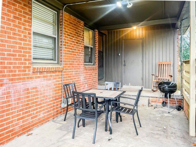 BBQ/picnic area, Boswell Bungalow 2, Madison