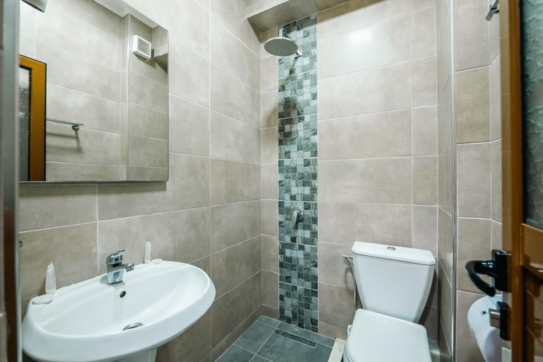 Bathroom 3, Hotel Mercury Sarande, Sarandës