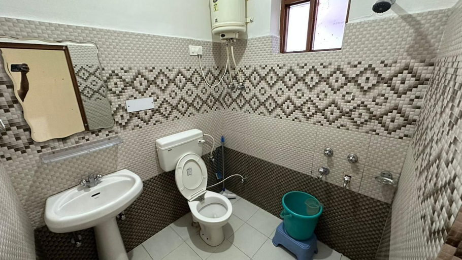 Bathroom, Hotel Backpackers Inn, Kangra