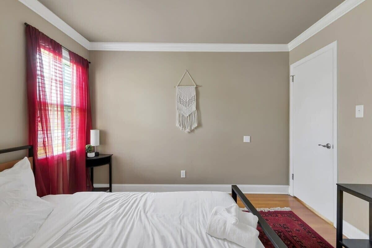 Room 5, Gilmore Retro Pad, Madison