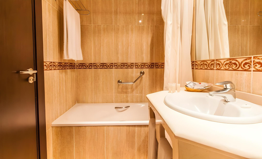 Bathroom 4, Leonardo Hotel Torremolinos Costa del Sol, Málaga