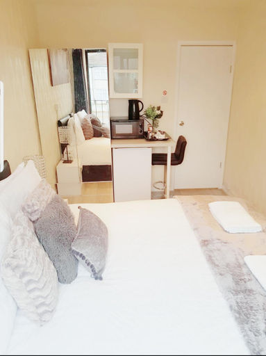Bedroom 5, Cogie 55, London