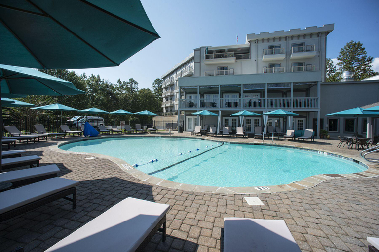 Sport & Beauty 2, Valhalla Resort Hotel, White